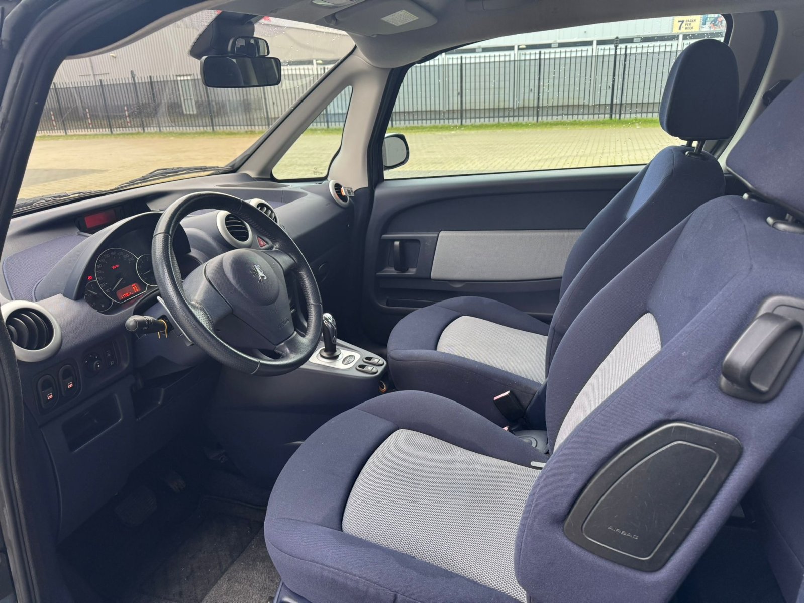 Peugeot 1007 1.4 75 PK Automaat Elek ramen Elek deuren Airco