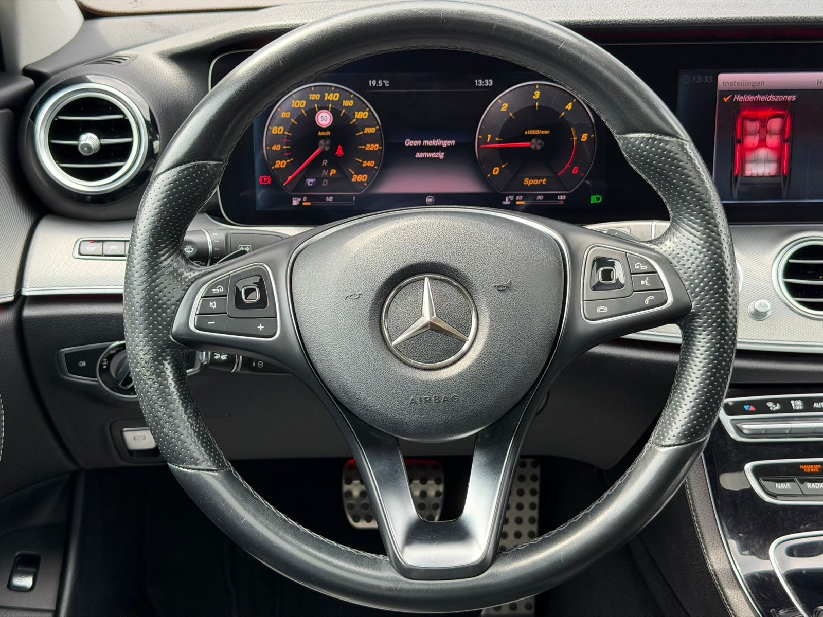 Mercedes E-klasse, 220d Amg / Pano / Virtual / Alarm / Sfeer