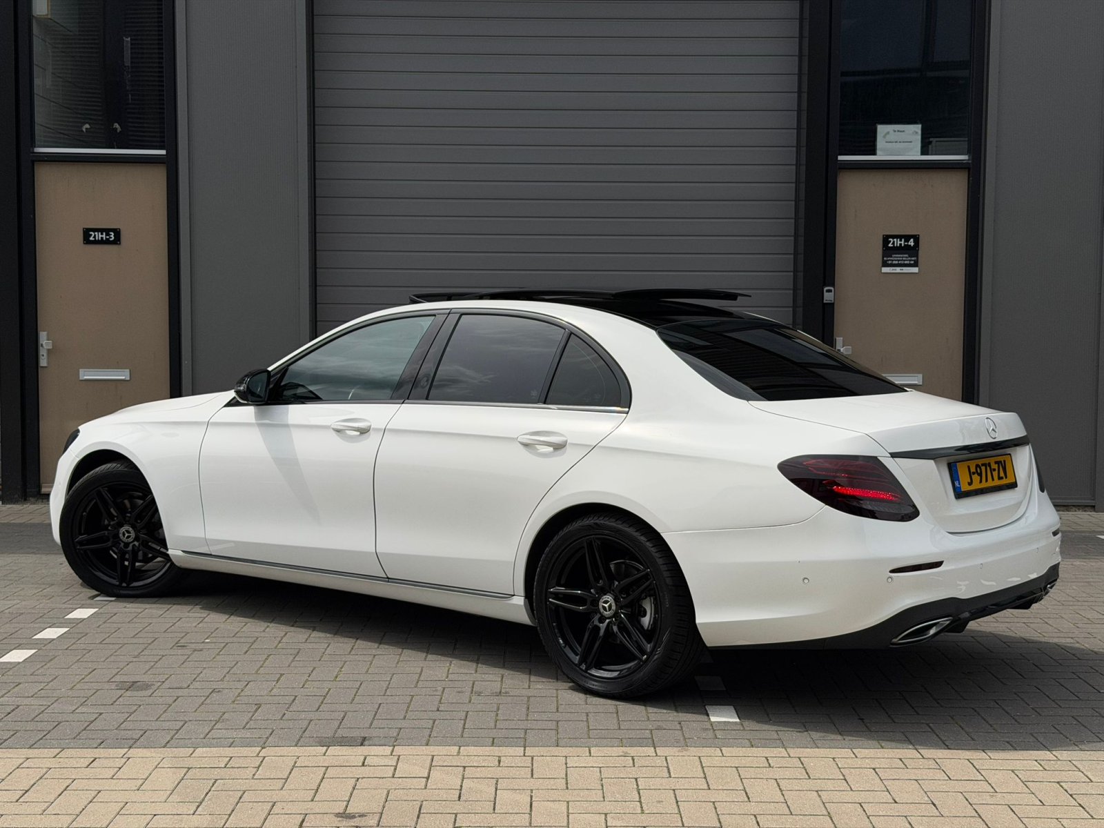 Mercedes E-klasse, 220d Amg / Pano / Virtual / Alarm / Sfeer
