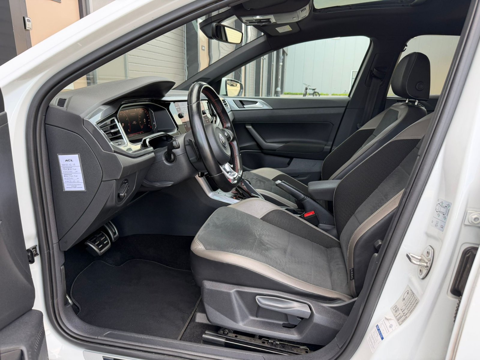 Volkswagen Polo GTI 2.0 TSI DSG | 250 PK | VOL OPTIES | Panoramadak | ACC | DCC | Beats Audio|Virtual Dash| Camera| Park Assist