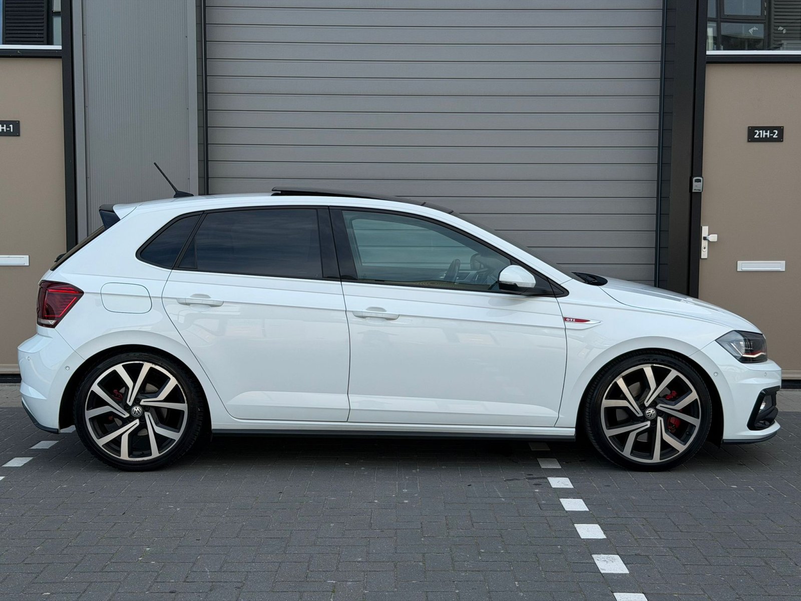 Volkswagen Polo GTI 2.0 TSI DSG | 250 PK | VOL OPTIES | Panoramadak | ACC | DCC | Beats Audio|Virtual Dash| Camera| Park Assist