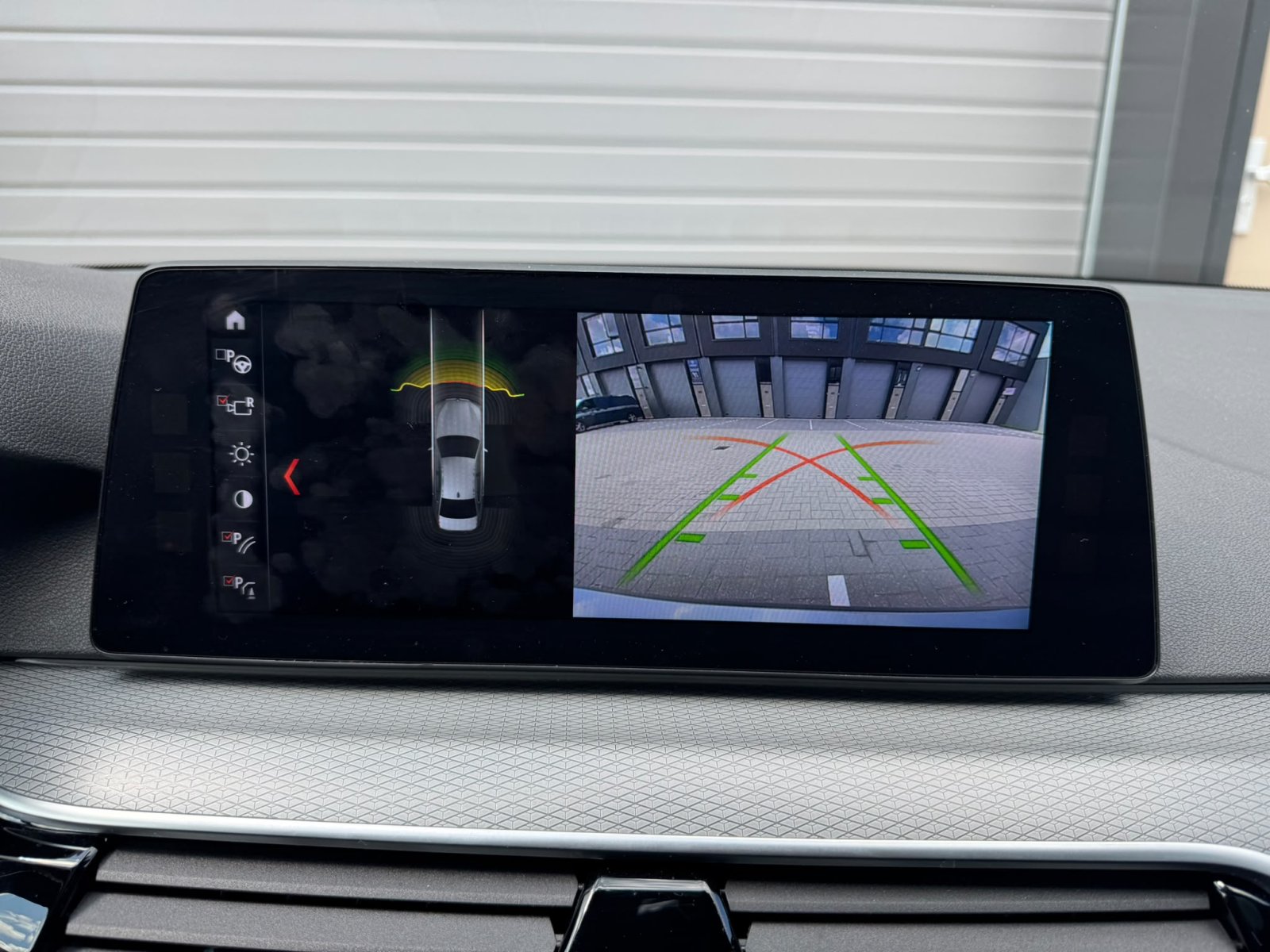 BMW 5-serie, 520d High Executive / Pano / 19 inch / head-up / camera / automaat / Dealeronderhouden