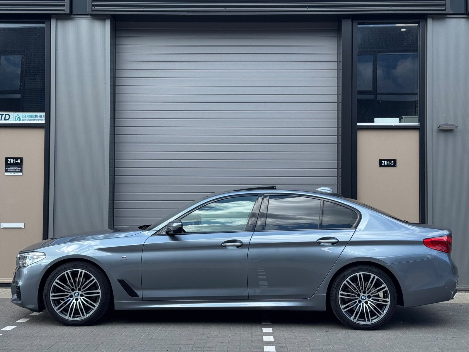BMW 5-serie, 520d High Executive / Pano / 19 inch / head-up / camera / automaat / Dealeronderhouden