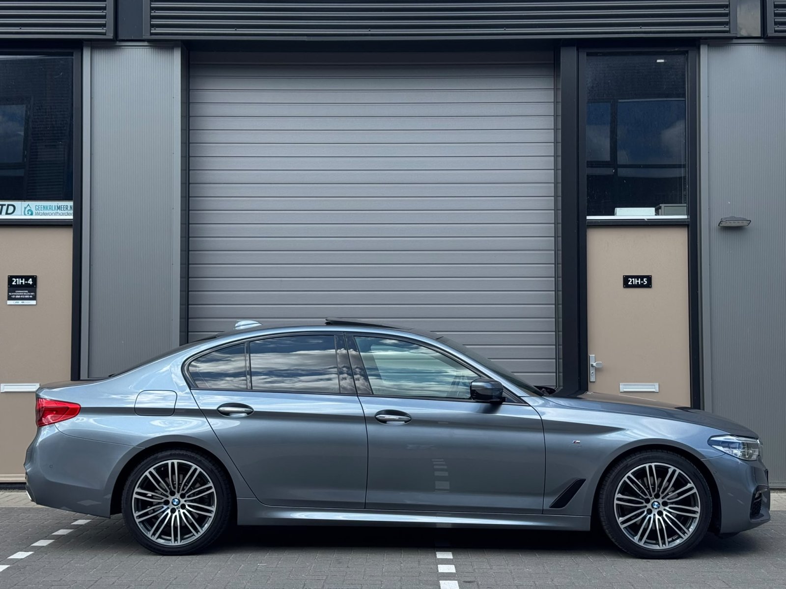 BMW 5-serie, 520d High Executive / Pano / 19 inch / head-up / camera / automaat / Dealeronderhouden