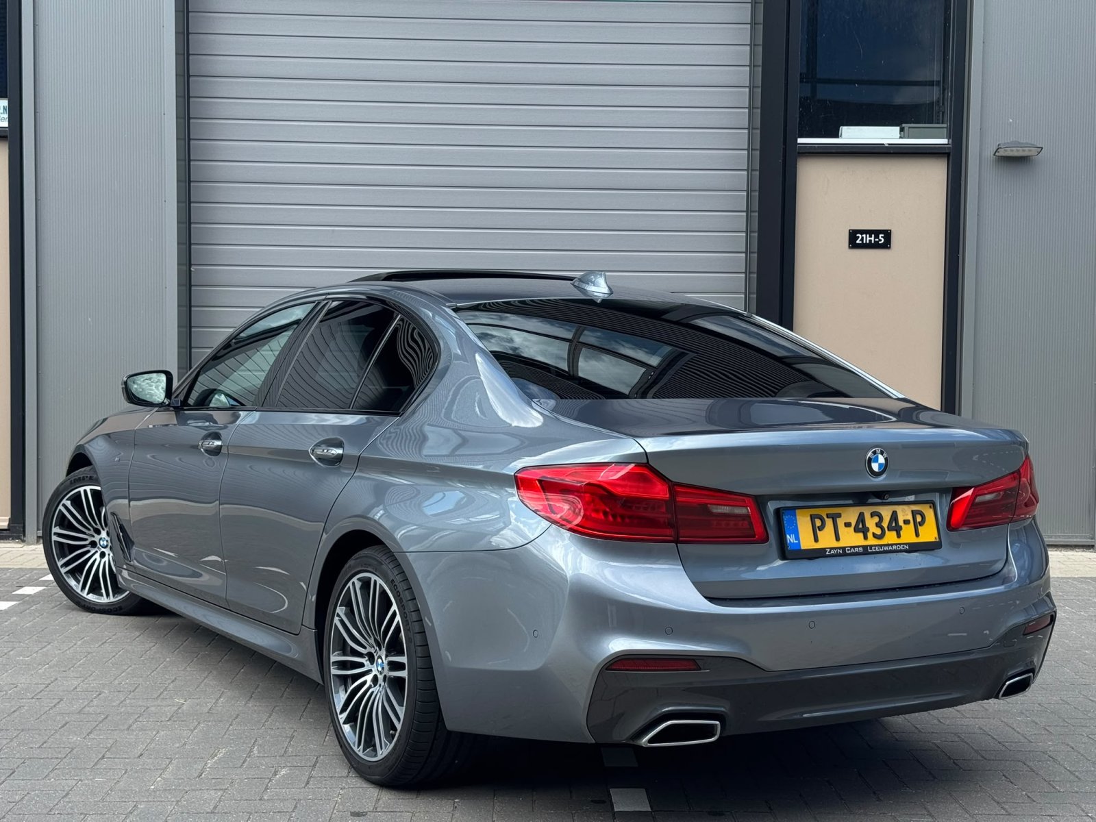 BMW 5-serie, 520d High Executive / Pano / 19 inch / head-up / camera / automaat / Dealeronderhouden