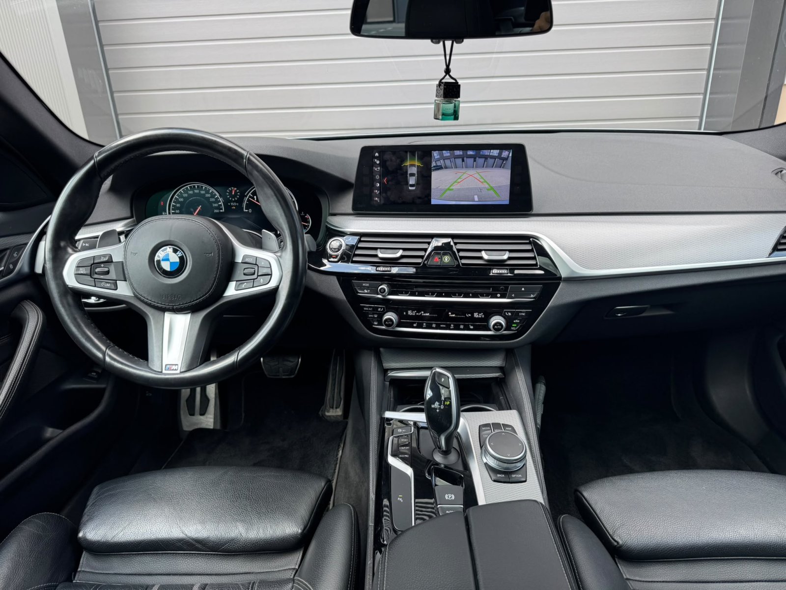 BMW 5-serie, 520d High Executive / Pano / 19 inch / head-up / camera / automaat / Dealeronderhouden