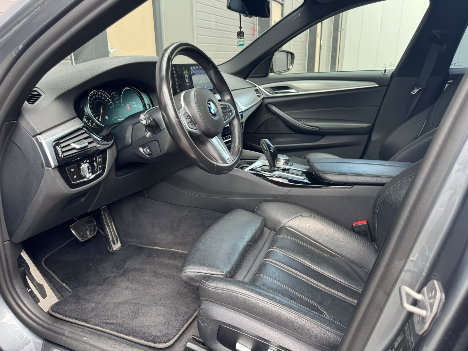 BMW 5-serie, 520d High Executive / Pano / 19 inch / head-up / camera / automaat / Dealeronderhouden