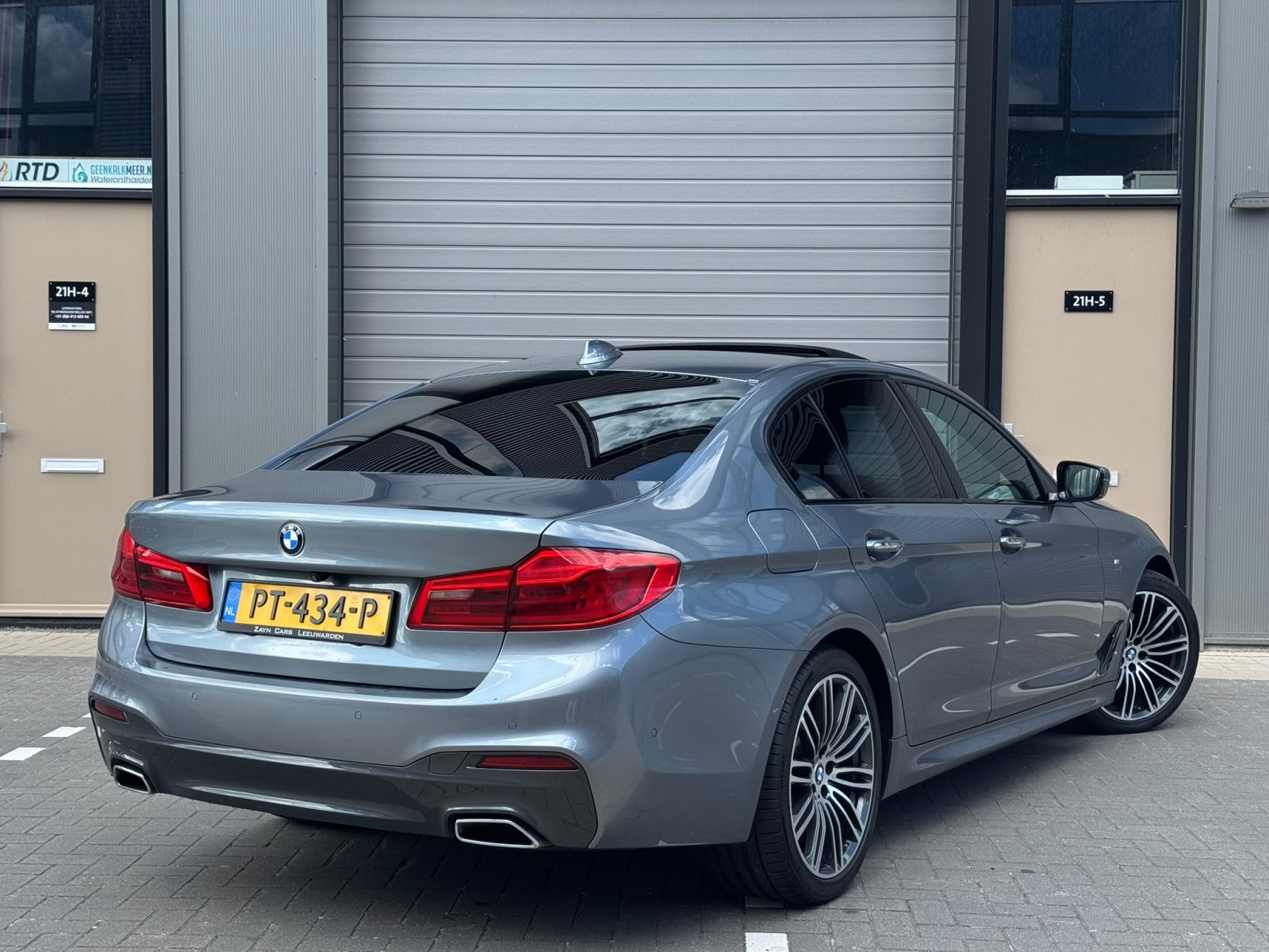 BMW 5-serie, 520d High Executive / Pano / 19 inch / head-up / camera / automaat / Dealeronderhouden