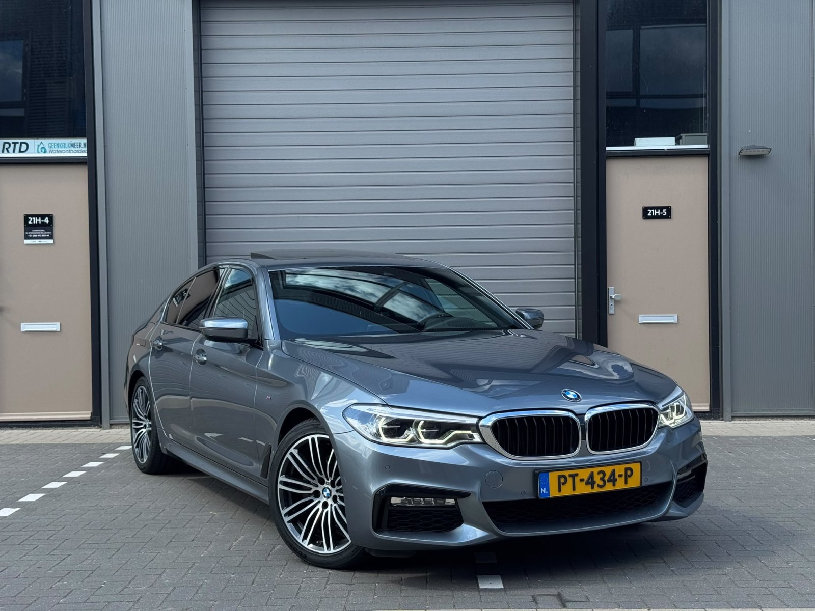 BMW 5-serie, 520d High Executive / Pano / 19 inch / head-up / camera / automaat / Dealeronderhouden
