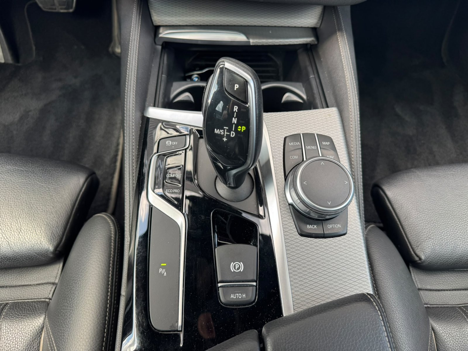 BMW 5-serie, 520d High Executive / Pano / 19 inch / head-up / camera / automaat / Dealeronderhouden