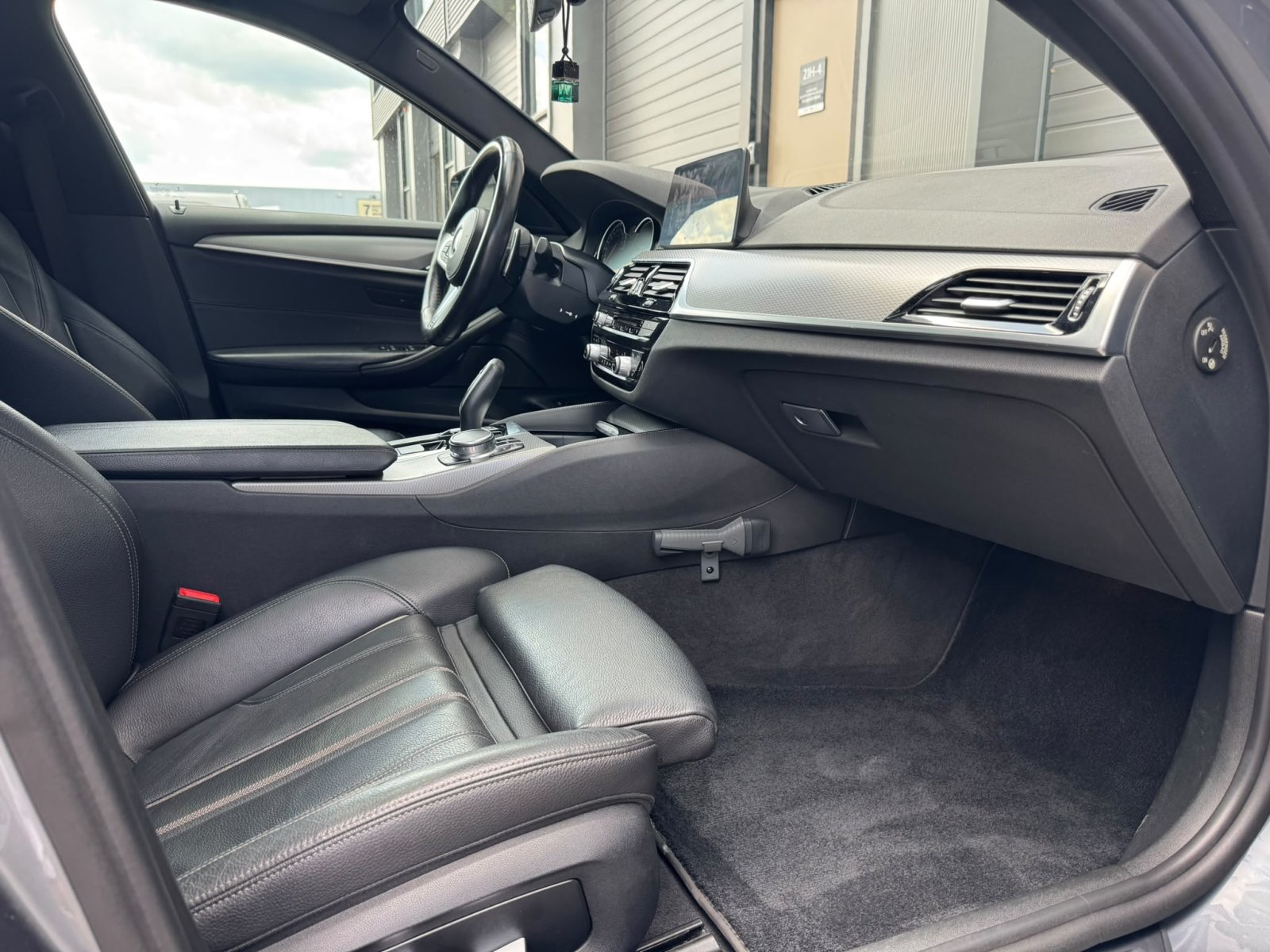 BMW 5-serie, 520d High Executive / Pano / 19 inch / head-up / camera / automaat / Dealeronderhouden
