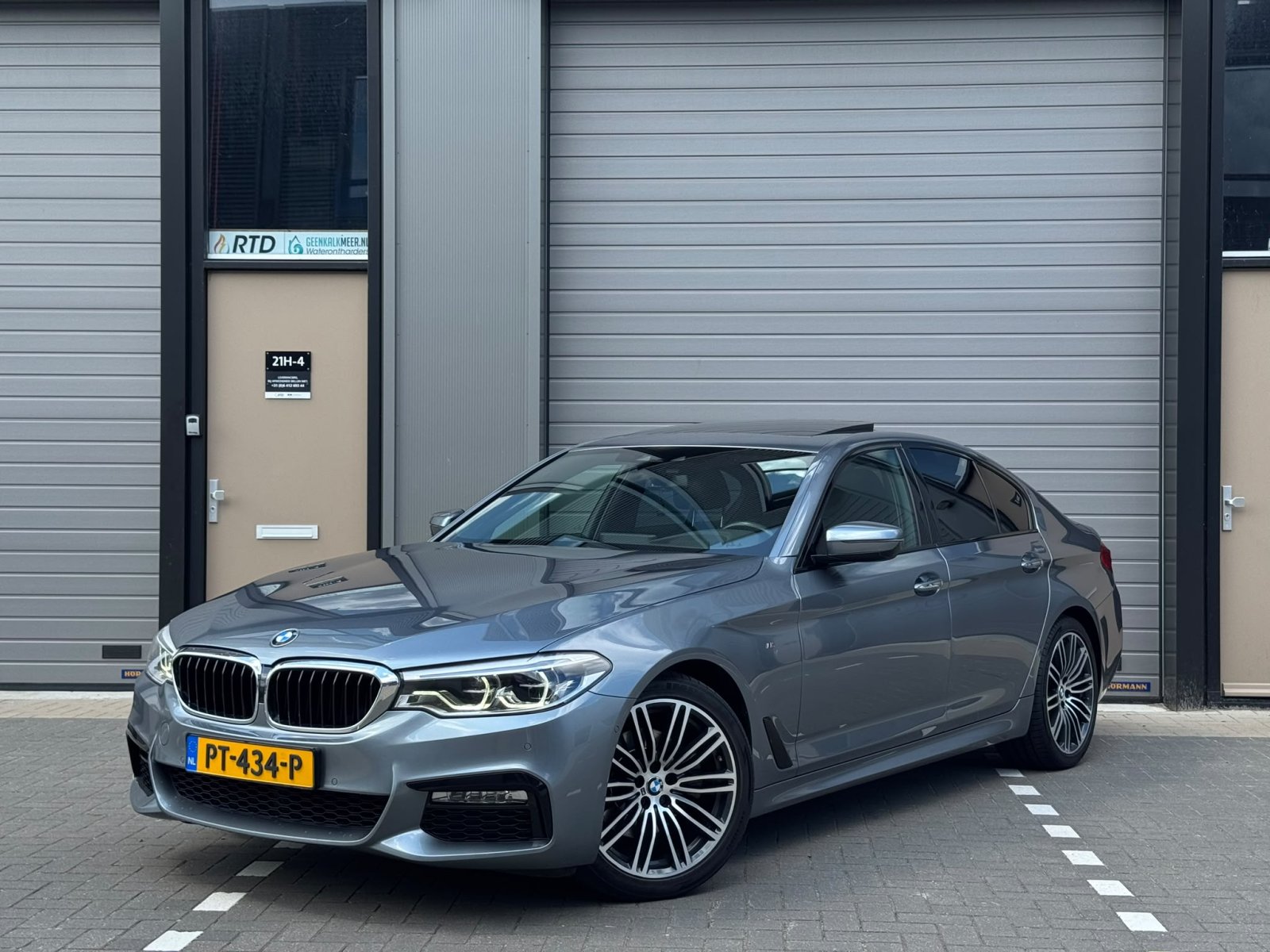 BMW 5-serie, 520d High Executive / Pano / 19 inch / head-up / camera / automaat / Dealeronderhouden