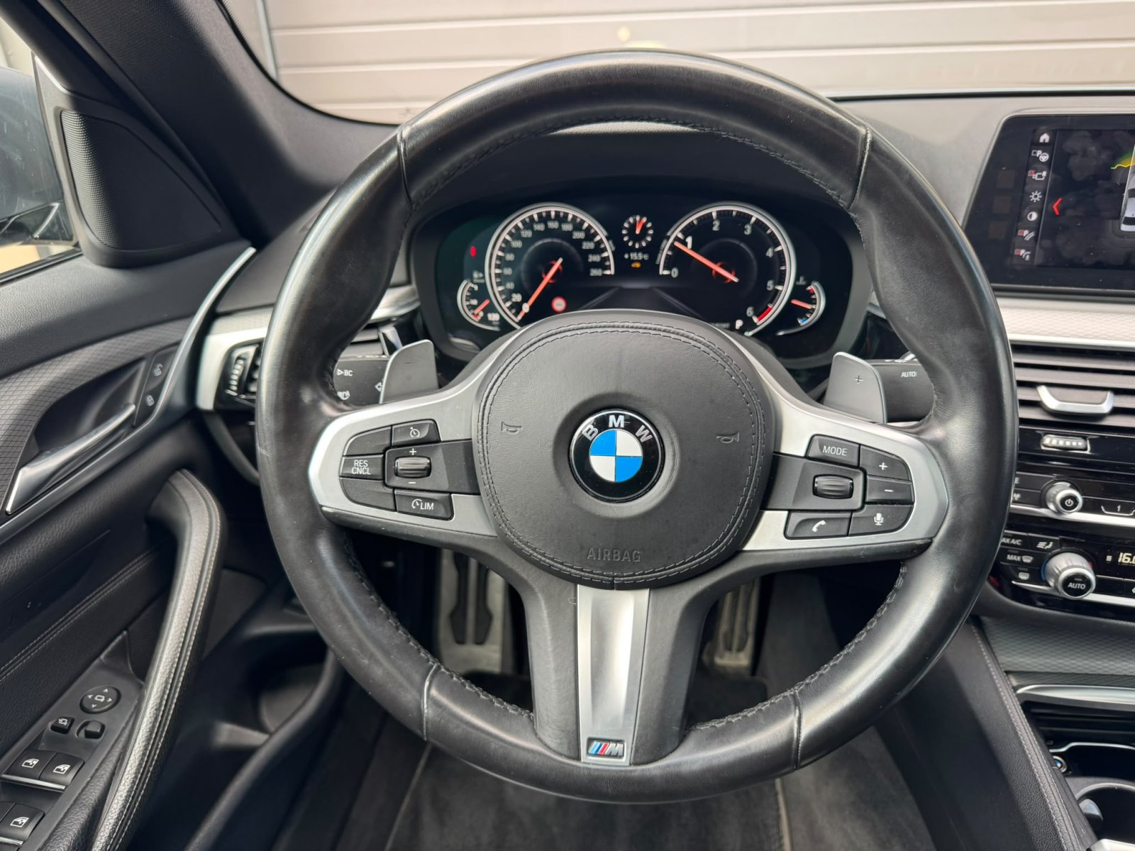 BMW 5-serie, 520d High Executive / Pano / 19 inch / head-up / camera / automaat / Dealeronderhouden