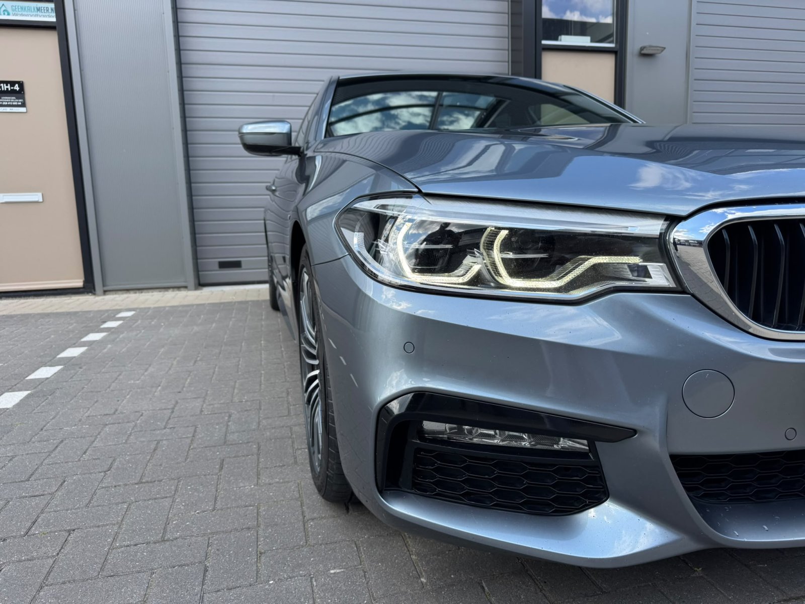 BMW 5-serie, 520d High Executive / Pano / 19 inch / head-up / camera / automaat / Dealeronderhouden