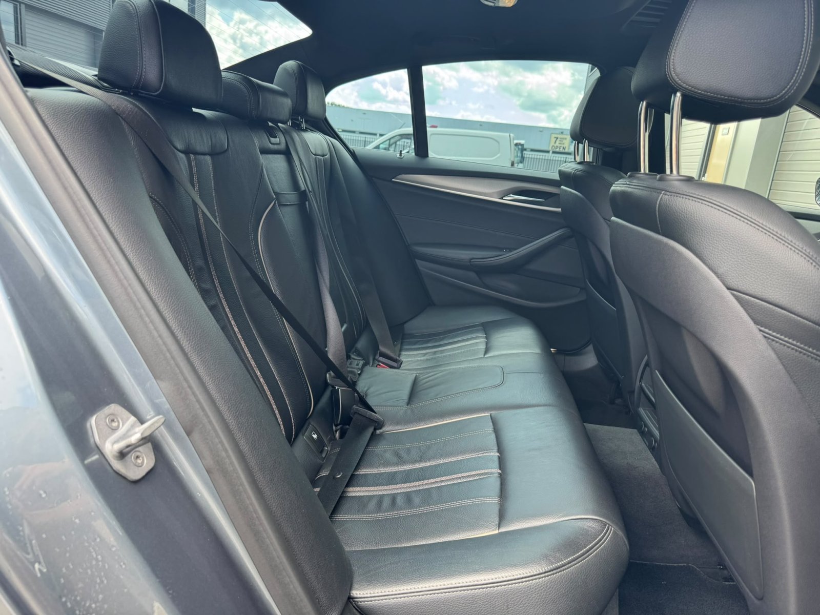 BMW 5-serie, 520d High Executive / Pano / 19 inch / head-up / camera / automaat / Dealeronderhouden