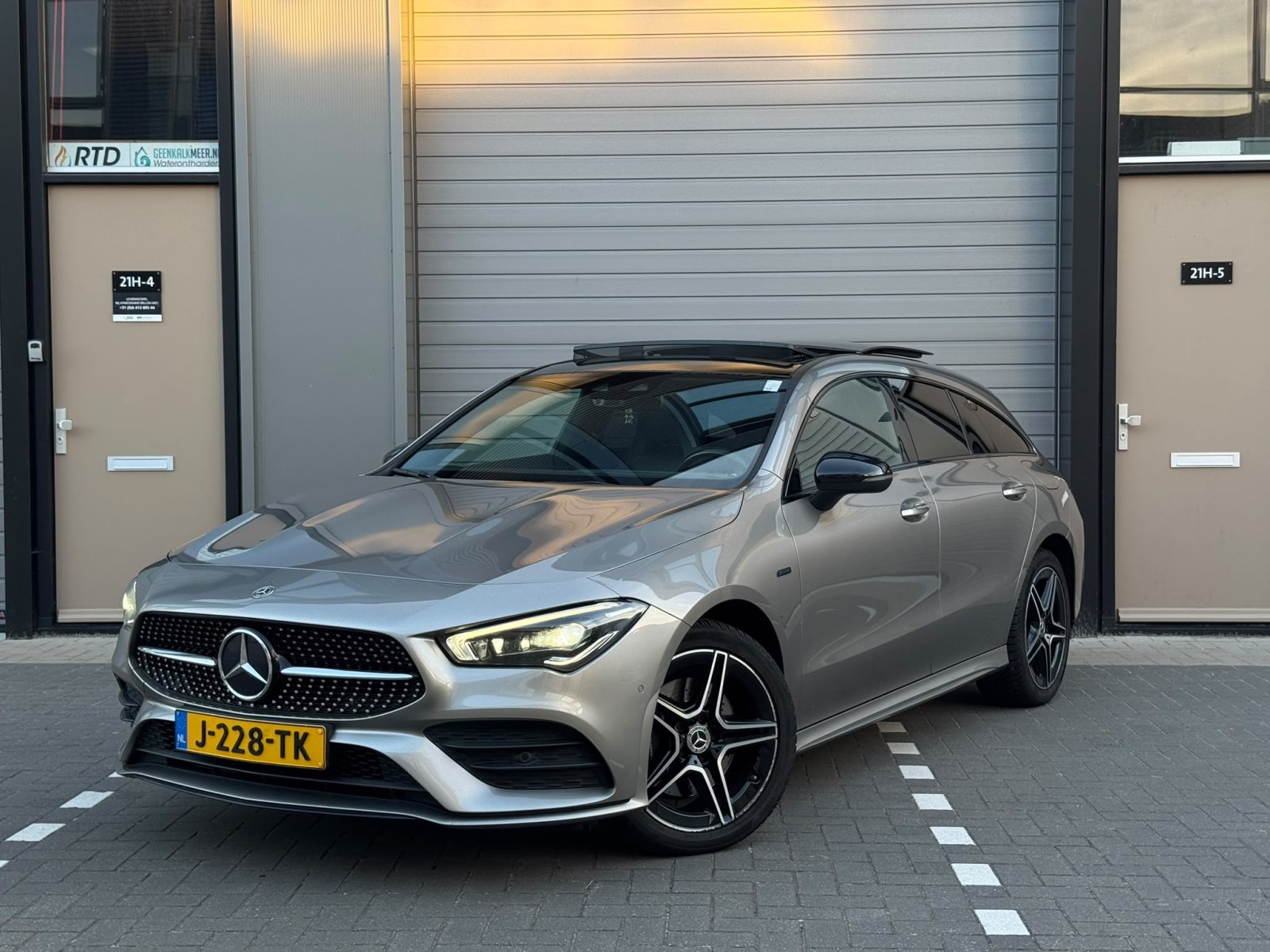 Mercedes CLA-klasse Shooting Brake, 250e / Sfeer / Pano / NL / Keyless / burmeister / Dealeronderhouden